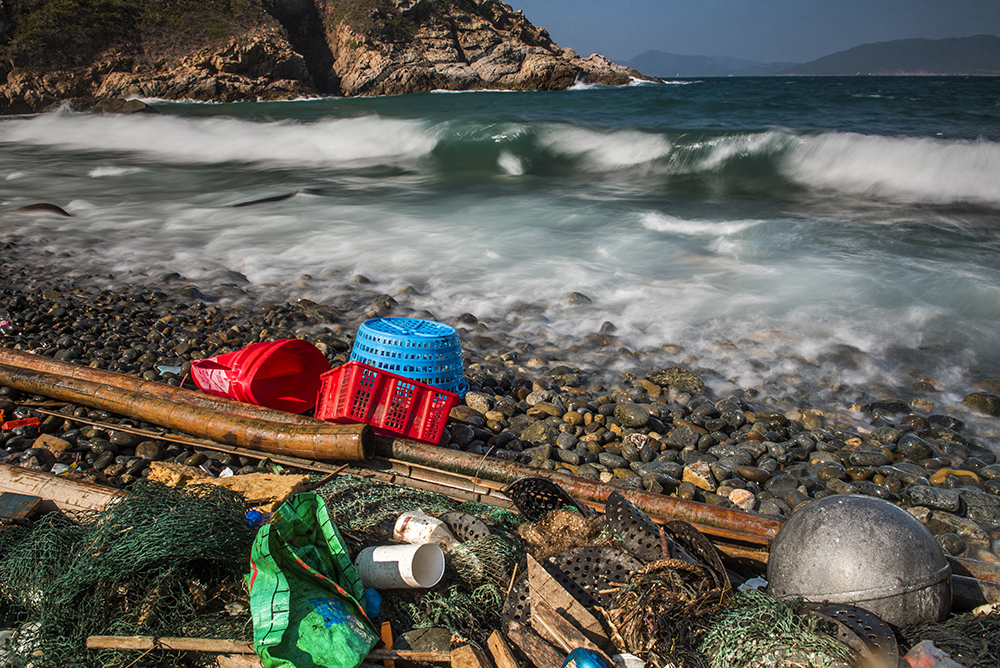 Playa cubierta de basura plástica (Lap Sap Wan), Nuevos Territorios, Hong Kong, China